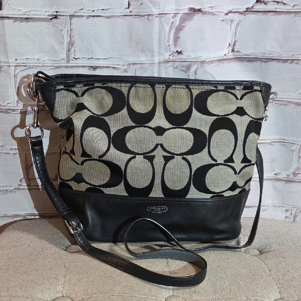 COACH 19358 NEW HAMPTONS WEEKEND SIGNATURE COLORBLOCK SHOULDER BAG